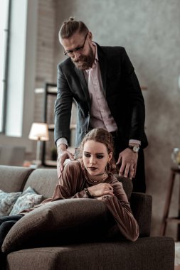 Babası okul sorunları hakkında endişe genç kız destekleyen