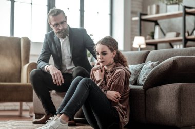 Genç Baba oturan depresyon sahip siyah göz tonları ile