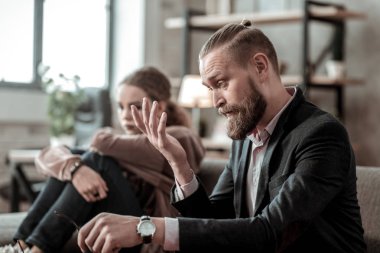 Sakallı baba gergin stresli kızı sakinleştirmeye çalışıyor