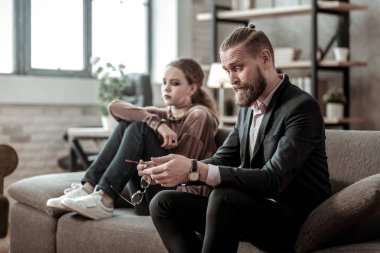 Genç kız ile kavga endişe hissi sakallı üvey baba