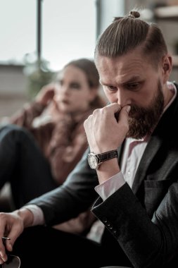 Sakallı baba kızı depresyon hakkında endişeli hissediyorum