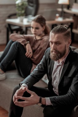 Baba ve büyük tartışma sonra kanepede oturan kız