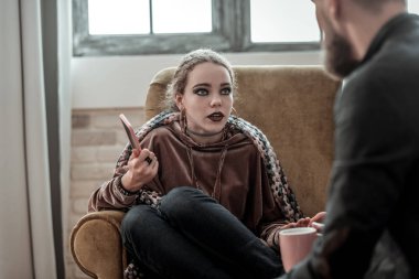 Sinir krizi sonra Danışmanı ile konuşan genç