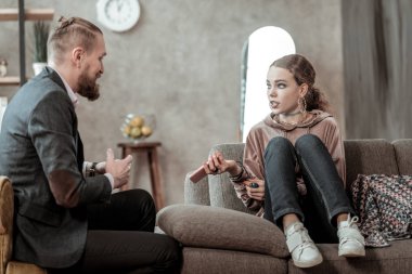 Genç duygusal olan makyaj ile danışman ile konuşmak