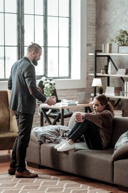 Psikolog getirerek bardak su için genç kız vurguladı