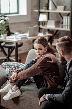 Omuz depresif kızının dokunaklı endişe baba