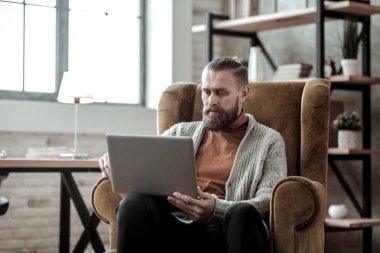 Diz üstü çalışırken kullanarak esmer Özel Danışmanı