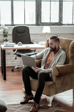 Onun odasında oturma ve çalışma deneyimli akıllı psikolog