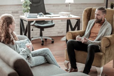 Çay içme ve onun profesyonel danışmanla konuşmak kıvırcık genç