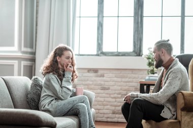 Danışmanla konuşmak duygusal duygu kot giyen genç kız