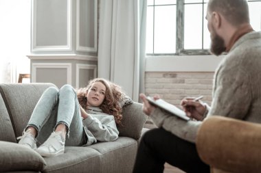 Koltukta yalan ve paylaşımı kişisel sorunları kıvırcık genç