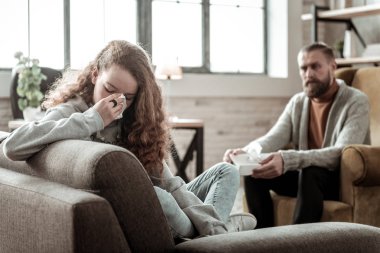 Terapiste aile sorunları hakkında konuşurken ağlayan kız