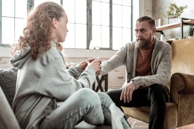 Avukat müvekkilinin kız su veren dikkat çekici sakallı