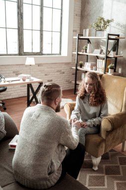 Onun önünde oturan müvekkilinin el sallayarak Özel Danışmanı