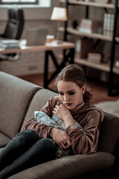Adolescente com maquiagem escura segurando travesseiro sentindo-se sozinho — Fotografia de Stock