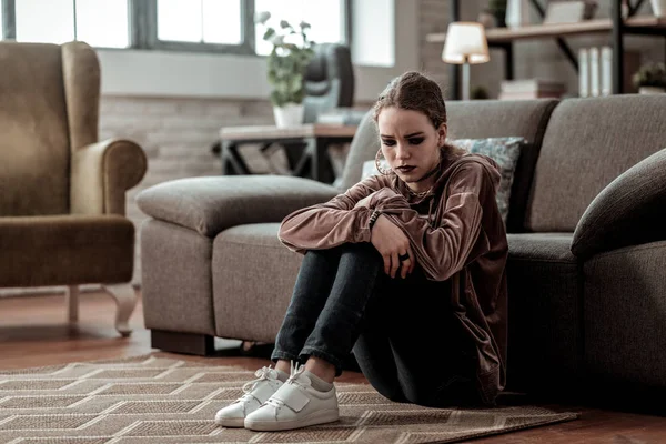 Adolescente chica usando zapatillas blancas sentado en el suelo sensación de estrés —  Fotos de Stock