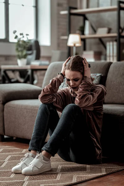 Девочка-подросток испытывает сильную головную боль после большой депрессии — стоковое фото