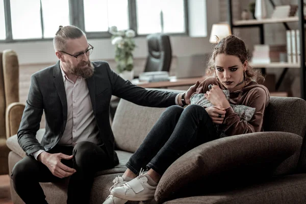 Sakallı baba kızının vurguladı duygu omuz dokunmadan