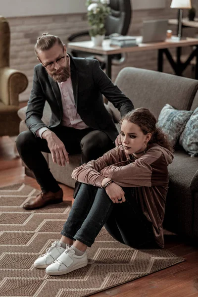 Empresario vestido de traje oscuro, preocupado por su hija — Foto de Stock