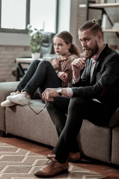 Батько і дочка сидять на дивані після великої нервової сварки — стокове фото