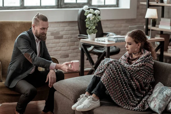 Genç kıza çay veren profesyonel danışman