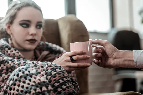 Дочь-подросток пьет розовую чашку чая от заботливого отца — стоковое фото