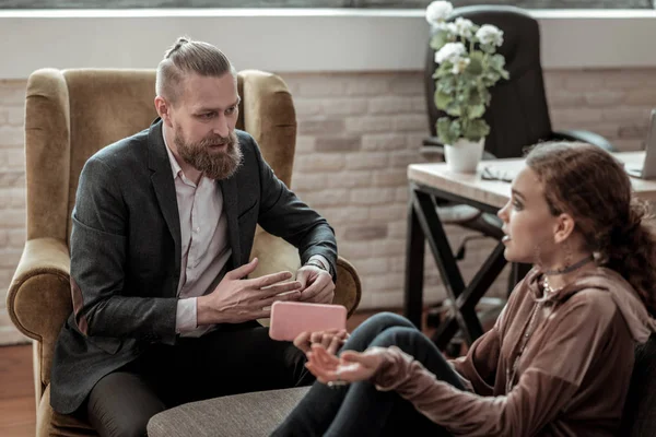 Mörkhårig tonårstjej som känner sig vilse och ensam prata med rådgivare — Stockfoto