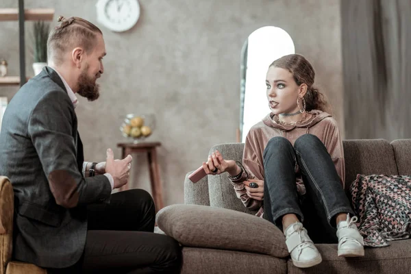 Genç duygusal olan makyaj ile danışman ile konuşmak