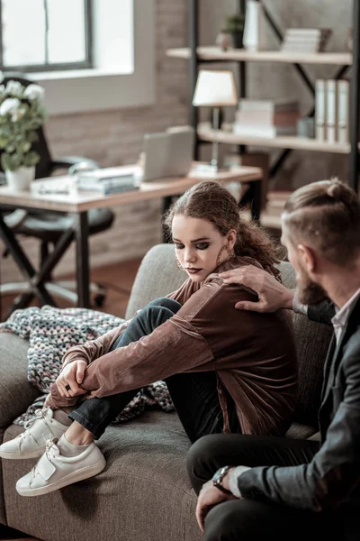 Omuz depresif kızının dokunaklı endişe baba