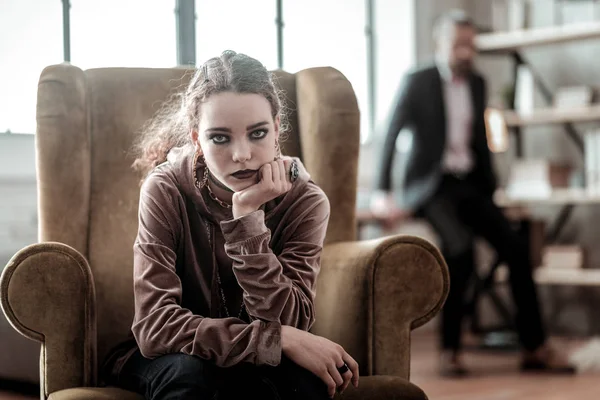 Kudrnatá dospívající dívka na sobě příslušenství a mají tmavý make-up — Stock fotografie