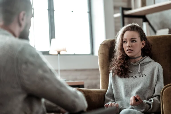Teenage girl feeling involved in conversation with psychologist — Stock Photo, Image