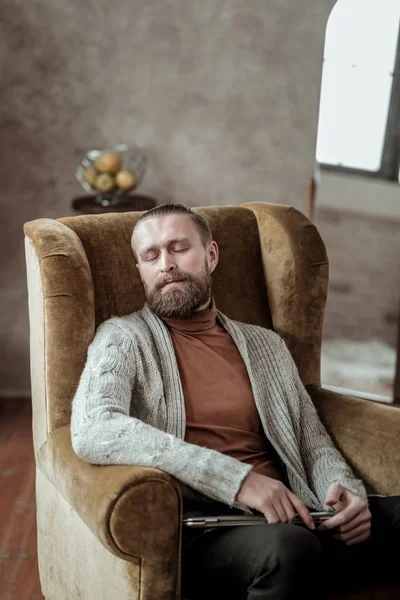 Consejero profesional vistiendo cárdigan gris tomando siesta en sillón — Foto de Stock