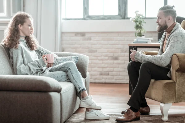 Onun özel danışmanla konuşmak kot giyen güzel kız