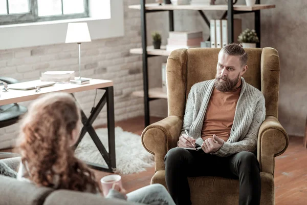 Dark-haired bearded psychologist listening to teenage girl — Stock Photo, Image