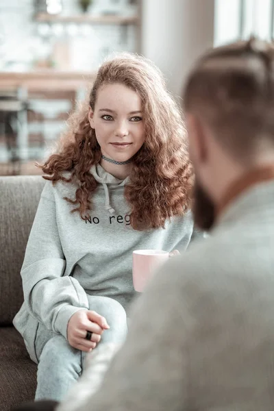 Σγουρά εφηβικό κορίτσι που χαμογελά σε προσωπικό σύμβουλο της ενώ μιλάει — Φωτογραφία Αρχείου