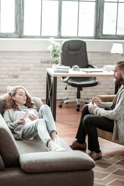 Koltukta yalan ve özel terapiste söz kıvırcık genç