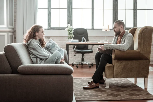 Girl feeling relieved after sharing her problems with therapist — Stock Photo, Image