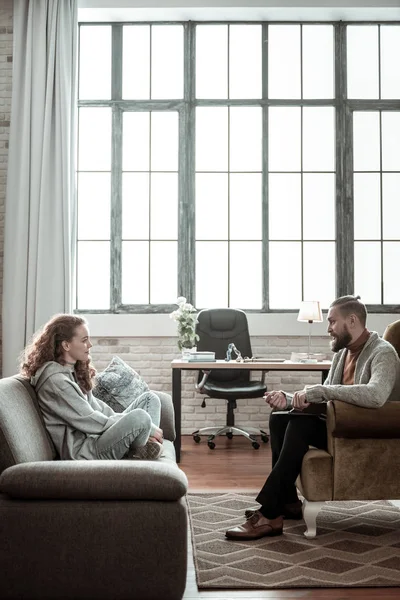 Private therapist having all ears into girl speaking to him — Stock Photo, Image