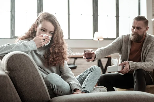 Terapista che dà un bicchiere d'acqua alla ragazza che piange durante la terapia — Foto Stock