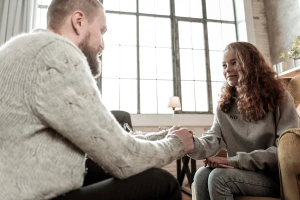 Teenage girl shaking hand of counselor while feeling thankful — Stock Photo, Image