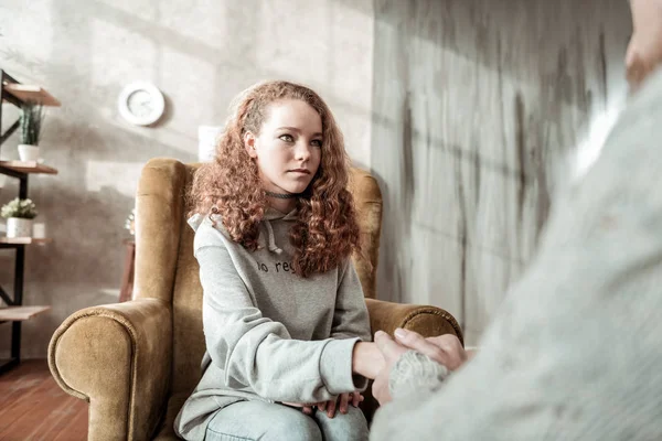 Thankful girl shaking hand of her psychologist after therapy — Stock Photo, Image