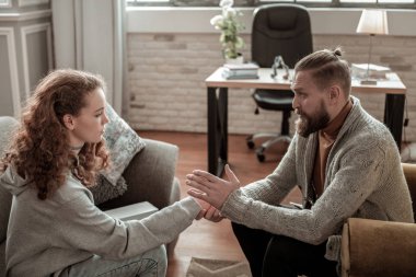 Baba Anne ile boşanma açıklayan kızı konuşuyor