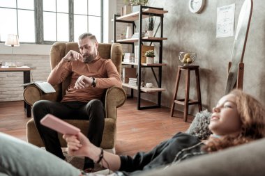 Depresif duygu genç kız ile görüşme sahip terapist