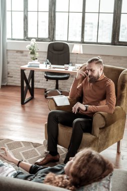 Müvekkilinin dinleyip notlar sakallı terapist