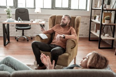 Babası onunla konuşmayı kızı süre telefonda e-posta okuma