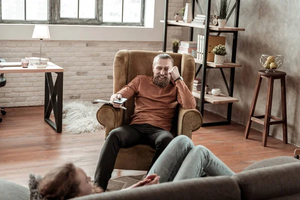 Padre riendo mientras pasa tiempo con la hija adolescente — Foto de Stock