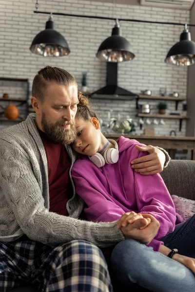 Otec a dcera potřesení rukou podporovat jeden druhého — Stock fotografie