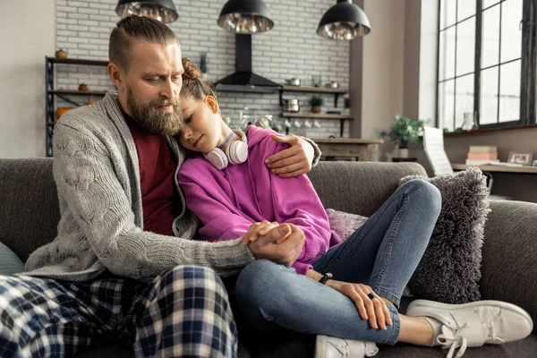 Dcera nosí džíny a tenisky, opřel se o rameno otce — Stock fotografie