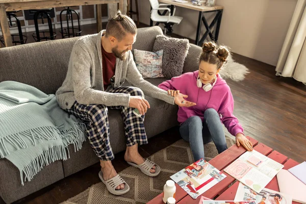 Far bär kvadrerade byxor ger dotter depressiva — Stockfoto