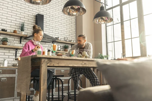 Vater und Tochter sitzen in der Küche und essen zusammen — Stockfoto